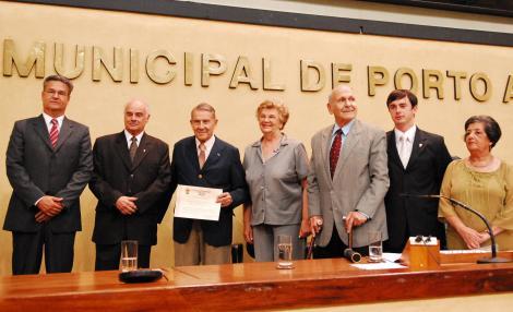 Direção da ABE compareceu ao Legislativo para receber distinção proposta por Dib (de terno cinza) Foto: Pedro Revillion