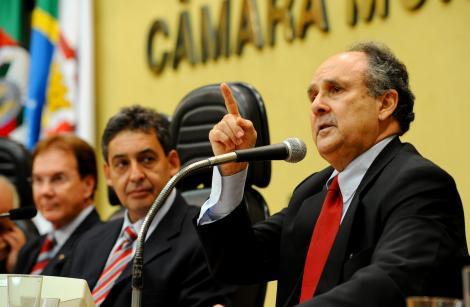 Buarque: "Um ministro do Supremo ganha 40 vezes o salário de um professor" Foto: Elson Sempé Pedroso