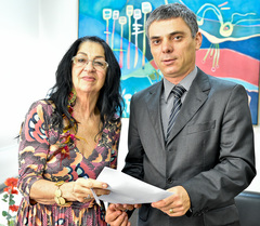 Vereadora Jussara Cony entrega documento ao presidente Cássio Trogildo no Dia Internacional da Mulher
