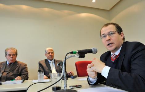 Cunha (d) disse que Executivo promoverá seminário no dia 26 sobre este tema Foto: Elson Sempé Pedroso