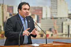 Vereador Dr. Thiago Duarte na tribuna do plenário