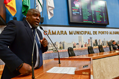 Vereador Delegado Cleiton na tribuna do plenário