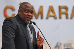 Vereador Delegado Cleiton na tribuna do plenário
