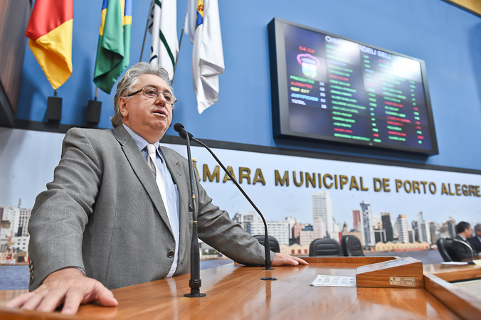 Requerimento de moção de repúdio ao comportamento de professores da UFRGS no exercício de suas funções
Na foto: Vereador Adeli Sell