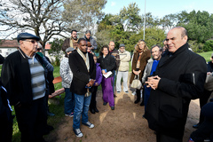 Visita à Praça Parque dos Nativos, na Vila Ipiranga. Na foto: vereadores Tarciso Flecha Negra, Sofia Cavedon e Reginaldo Pujol com moradores do entorno e o supervisor de Parques, Praças e Jardins da SMAM, Albano Assis (à direita)