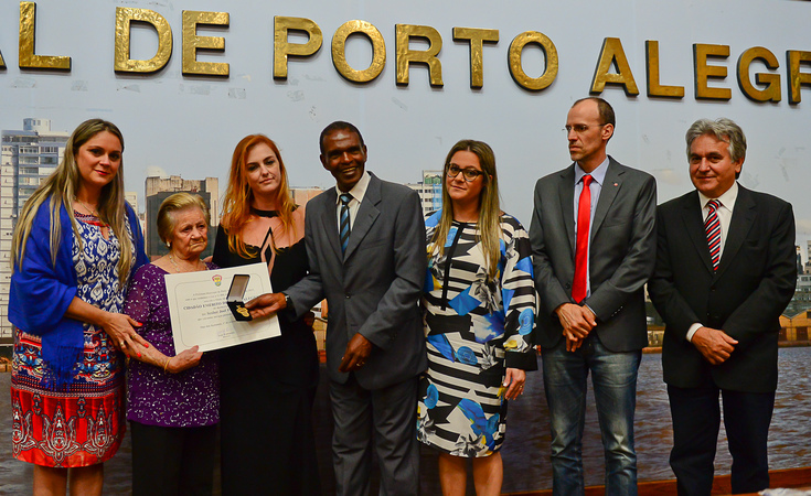 Tarciso Flecha Negra entregou diploma com título póstumo de Cidadão aos familiares de Joel Foto: Matheus Piccini/CMPA