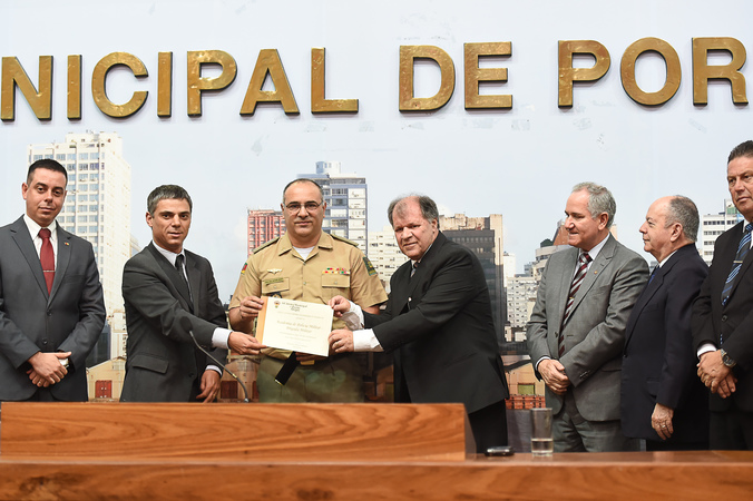 Victor Hugo Konarzewski, entre Cassio Trogildo e Dr. Goulart (d), recebe o diploma Foto: tonico alvares