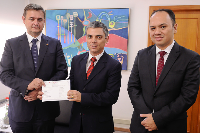 Cassio Trogildo recebeu convite de Gilberto Schäfer e Max de Brito (d) Foto: Leonardo Contursi