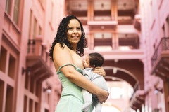 Mãe amamentando seu bebê em local público
