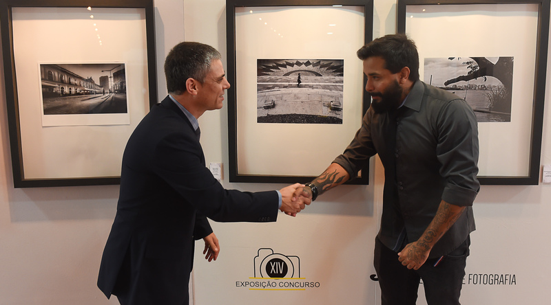 Trogildo cumprimenta Pedro Heinrich Neto, 1º colocado em Foto Digital Foto: Leonardo Contursi