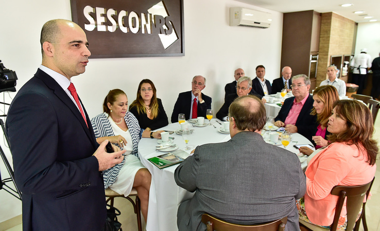 Diogo Chamun entregou relatório com análise orçamentária aos vereadores Foto: Elson Sempé Pedroso/CMPA