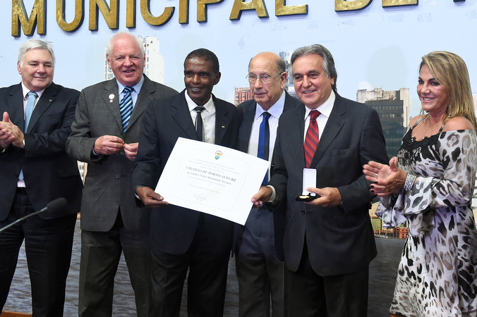 Tarciso (e) e Tessaro seguram título concedido pela Câmara Foto: Ederson Nunes