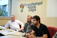 Comissão Especial para tratar sobre o Mobiliário Urbano discute elementos básicos do mobiliário urbano. Na foto, o vereador Felipe Camozzato (ao microfone) e os vereadores André Carús e Adeli Sell (e).