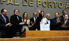 Dr. Thiago (2o da esq. para dir.) , Mônica Leal e o homenageado na cerimônia desta terça