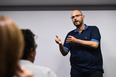 Comissão Especial para tratar dos projetos do Executivo sobre direitos e vantagens dos servidores municipais. Reunião no Simers. Na foto, municipário fala sobre os projetos