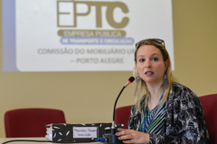 Comissão Especial do Mobiliário Urbano trata dos Elementos de Informações e Transporte do Mobiliário Urbano (placas de ruas, prédios e em hastes fixas no passeio, e abrigos de ônibus e táxi). Na foto, a técnica em trânsito e transporte da EPTC, Simone Caberlon.