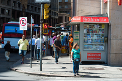 Hoje, equipamentos outorgados a terceiros mediante autorização podem veicular publicidade sem licitação