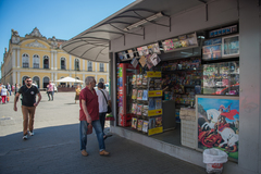 Bancas de revistas, de flores e de chaveiros são alguns tipos de mobiliário