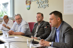 Comissão Especial do Mobiliário Urbano trata da Segurança Pública e Elementos Especiais (guaritas para vigilantes, cabines para policiais, conforto e apoio ao lazer, bancos, bebedouros, equipamentos infantis e equipamentos esportivos). Na foto, o secretário municipal de Parcerias Estratégicas, Bruno Vicente Becker Vanuzzi (ao microfone)