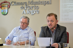 Comissão Especial do Mobiliário Urbano trata da Segurança Pública e Elementos Especiais (guaritas para vigilantes, cabines para policiais, conforto e apoio ao lazer, bancos, bebedouros, equipamentos infantis e equipamentos esportivos). Na foto, os vereadores Adeli Sell e André Carús (ao microfone).