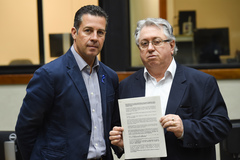 Nagelstein, presidente da CPI, e o relator Adeli com o texto final