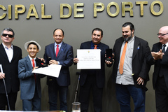 Getúlio e Rotechild seguram os diplomas de Cidadão recebidos hoje