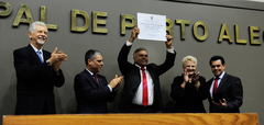 Belsarena recebeu o diploma entregue por Alvoni Medina (d)
