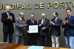 O vereador Trogildo  entregou o diploma e a Medalha ao homenageado