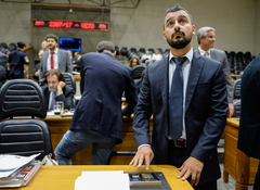 Vereadores Aldacir Oliboni (ao fundo, sentado) e Thiago Braga,  ambos do PT