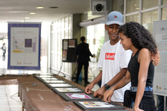 Adolescentes estiveram mostrando o jogo na tarde de quarta-feira
