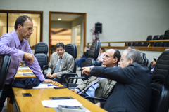 Marcelo Sgarbossa (em pé), com Idenir Cecchim (de costas), João Bosco Vaz (centro) e Cassiá Carpes (ao fundo)