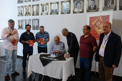 Sadi (sentado) compareceu à abertura da exposição, na manhã de sexta