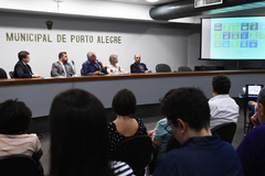 O encontro, dirigido pelo vereador Carús (de terno cinza), ocorreu no plenarinho
