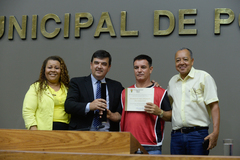 José Freitas (e) entrega diploma aos integrantes do Movimento