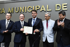 Ronaldo Sielichow recebe o diploma entregue por Bins Ely
