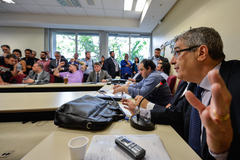 Reunião da Comissão de Constituição e Justiça com a presença dos municipários. Na foto, o diretor legislativo da CMPA, Luiz Afonso Peres (ao microfone).