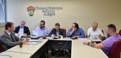 Reunião da Comissão de Constituição e Justiça. Na foto, da esq.: os vereadores Márcio Bins Ely, Adeli Sell, Clàudio Janta (ao microfone), Mendes Ribeiro, Dr. Thiago, Luciano Marcantonio e Rodrigo Maroni.