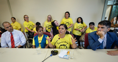 Mães e crianças reivindicaram continuidade do atendimento com transporte escolar