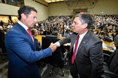 Cassio Trogildo (d) passa a presidência a Valter Nagelstein