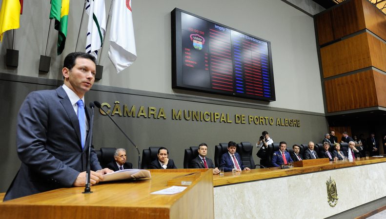Posse do novo presidente da CMPA, vereador Valter Nagelstein. Na foto, o prefeito Nelson Marchezan Jr. na tribuna.