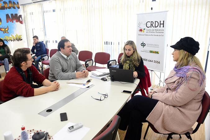 Visita ao Centro de Referência em Direitos Humanos da Defensoria Pública do Rio Grande do SulNa foto, a coordenadora do núcleo de Direitos Humanos da Defensoria Pública, defensora pública Mariana Py Cappelari (ponta da mesa), vereadores Dr. Thiago e Professor Alex Fraga e a promotora de Justiça Ivana Battaglin