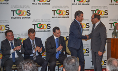 Valter Nagelstein cumprimenta governador José Ivo Sartori (d)