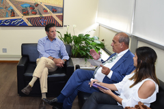 Presidente Valter Nagelstein (e) recebeu Luiz Carlos Camargo e Luciana Borba, da AEHN
