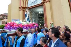 O presidente da Câmara (d) acompanhou o translado da santa