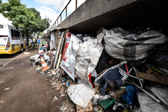 Moradores de rua convivem com lixo, ratos, fezes e mau cheiro em acampamento no entorno da Estação Farrapos