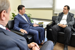 Presidente Valter Nagelstein  recebe a visita do Presidente da União de Vereadores do Brasil, Vereador Gilson Conzatti, do Distrito Fedeal. À esquerda, Gil Almeida, chefe de gabinete da Presidência.