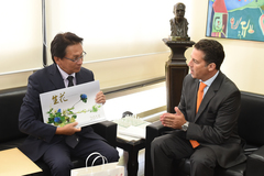 Nagelstein (d) recebeu de Kondo (e) convite para prestigiar o 7º Festival do Japão na capital