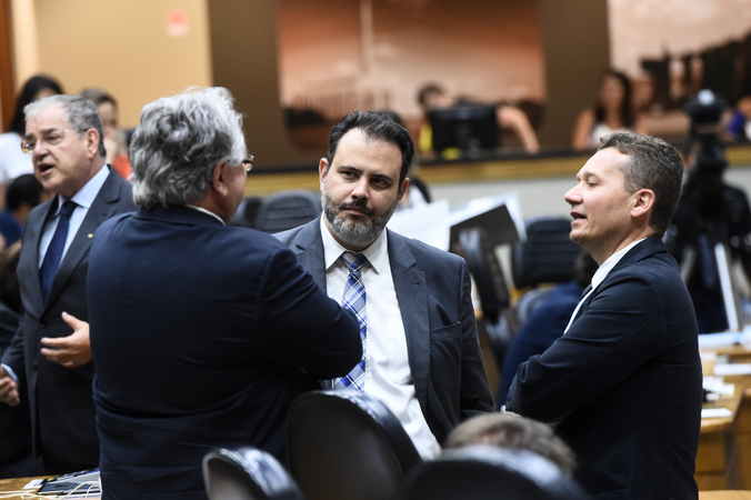 Movimentação de plenário. Na foto, vereadores Adeli Sell, Ricardo Gomes e Mauro Zacher