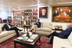 Flores (e), Nagelstein e Ferri na visita ao TRF4 nesta tarde