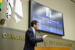 Adriano Naves de Brito apresentou, na tribuna, números sobre educação comunitária
